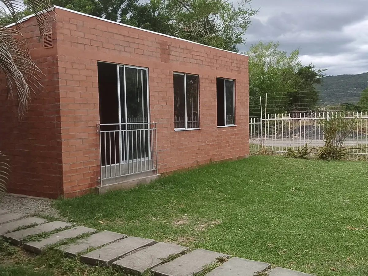 Fachada en ladrillo a la vista del apartamento modelo, con ventanas y baranda metálica